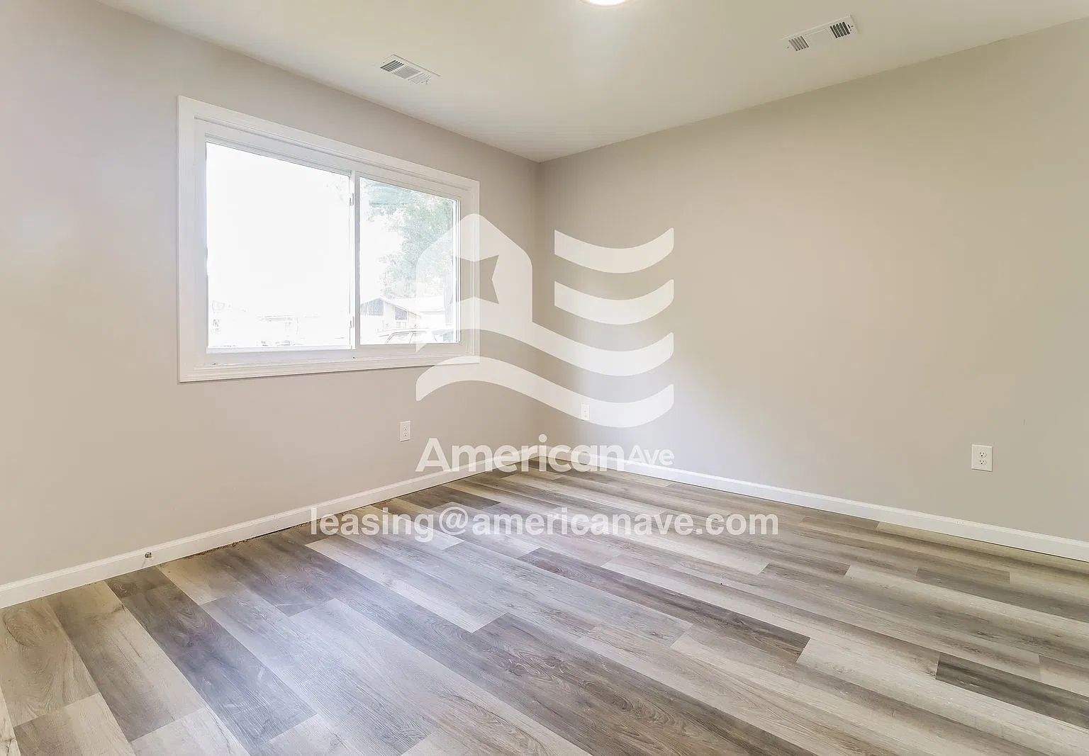 3 bed, 1.0 bath, 1001 sqft, $1,597 — Photo 3
