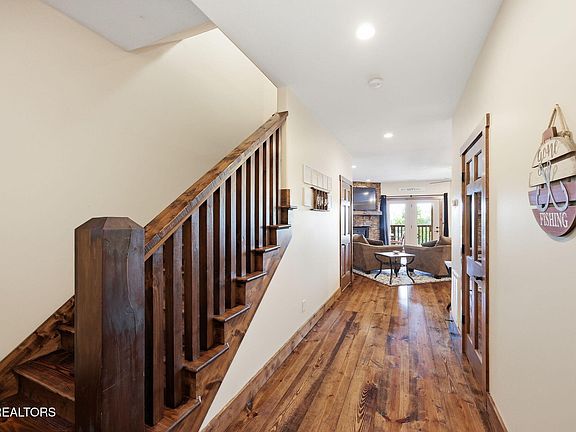 3rd image of 602 Round Lake Cir #602