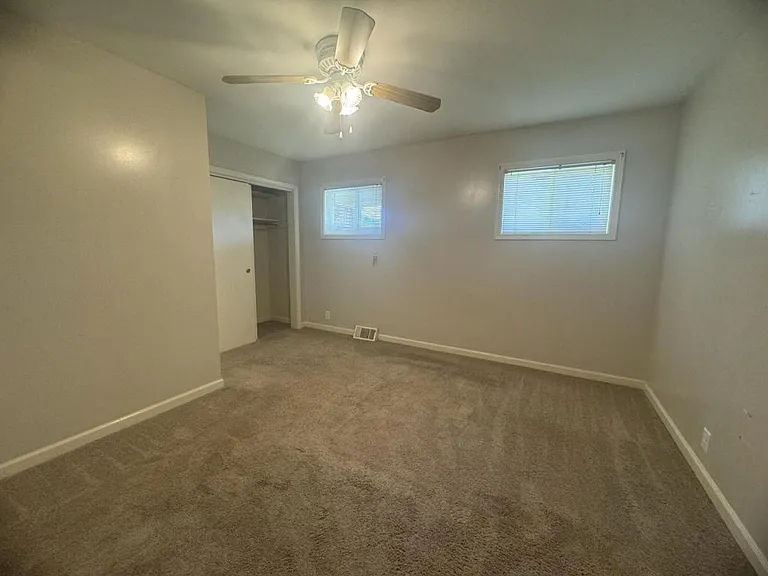 1103 W College St — Photo 13