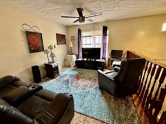 3rd image of 902 Cypress Ln