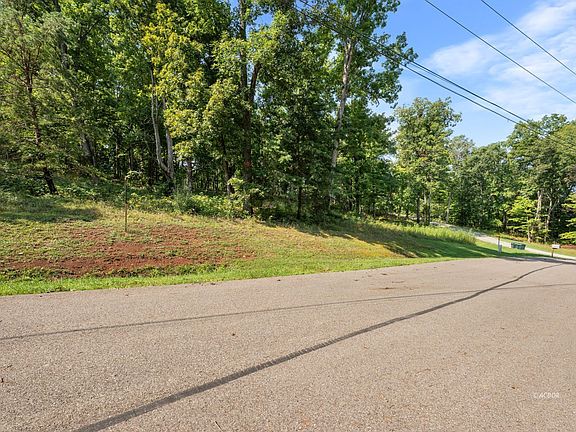 4th image of Oak Ridge Dr