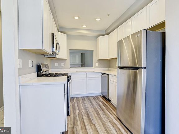 4th image of 224 Fallsgrove Blvd #1
