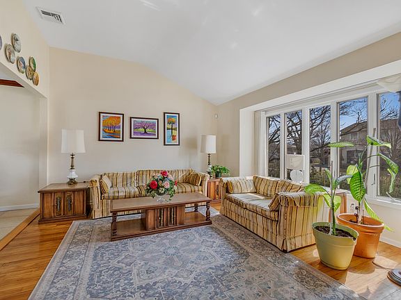 2nd image of 7 Fordham Dr