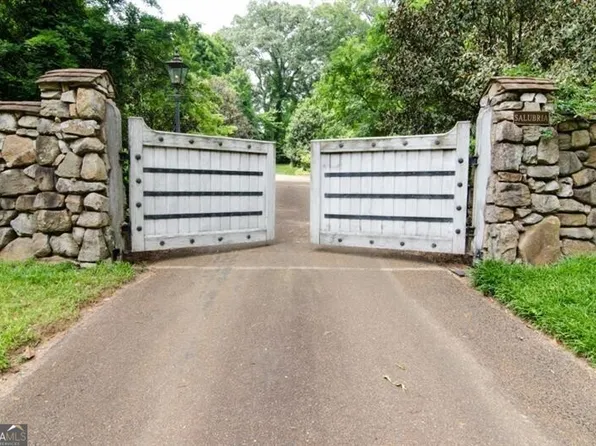 2100 W Wesley Rd NW, Atlanta, GA 30327