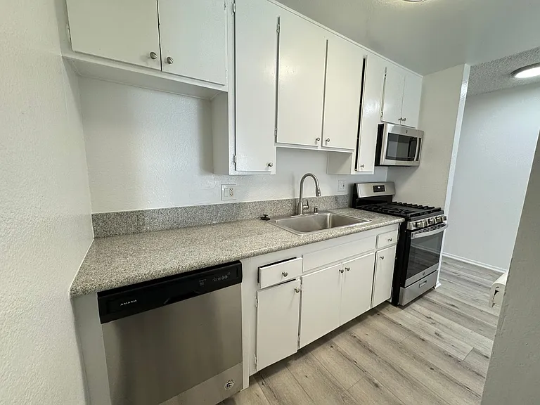 6736 Cleon Ave — Photo 8