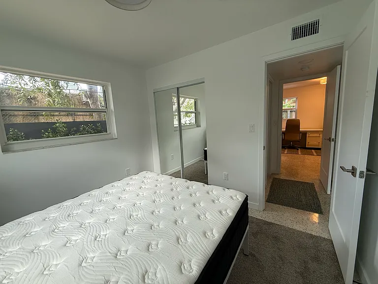 421 SW 9th St #2 — Photo 4