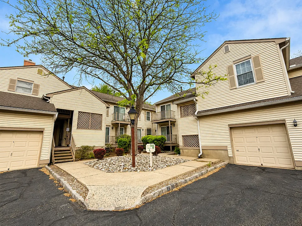 46 Commonwealth Dr