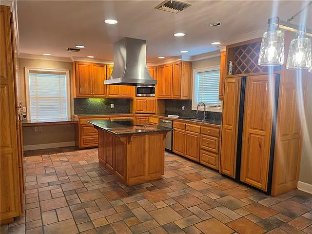 6 bed, 3.0 bath, 4669 sqft, $4,000 — Photo 3