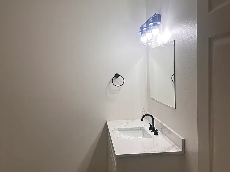 1000 N Red St #16 — Photo 1