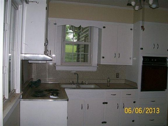 3rd image of 908 Peaks St