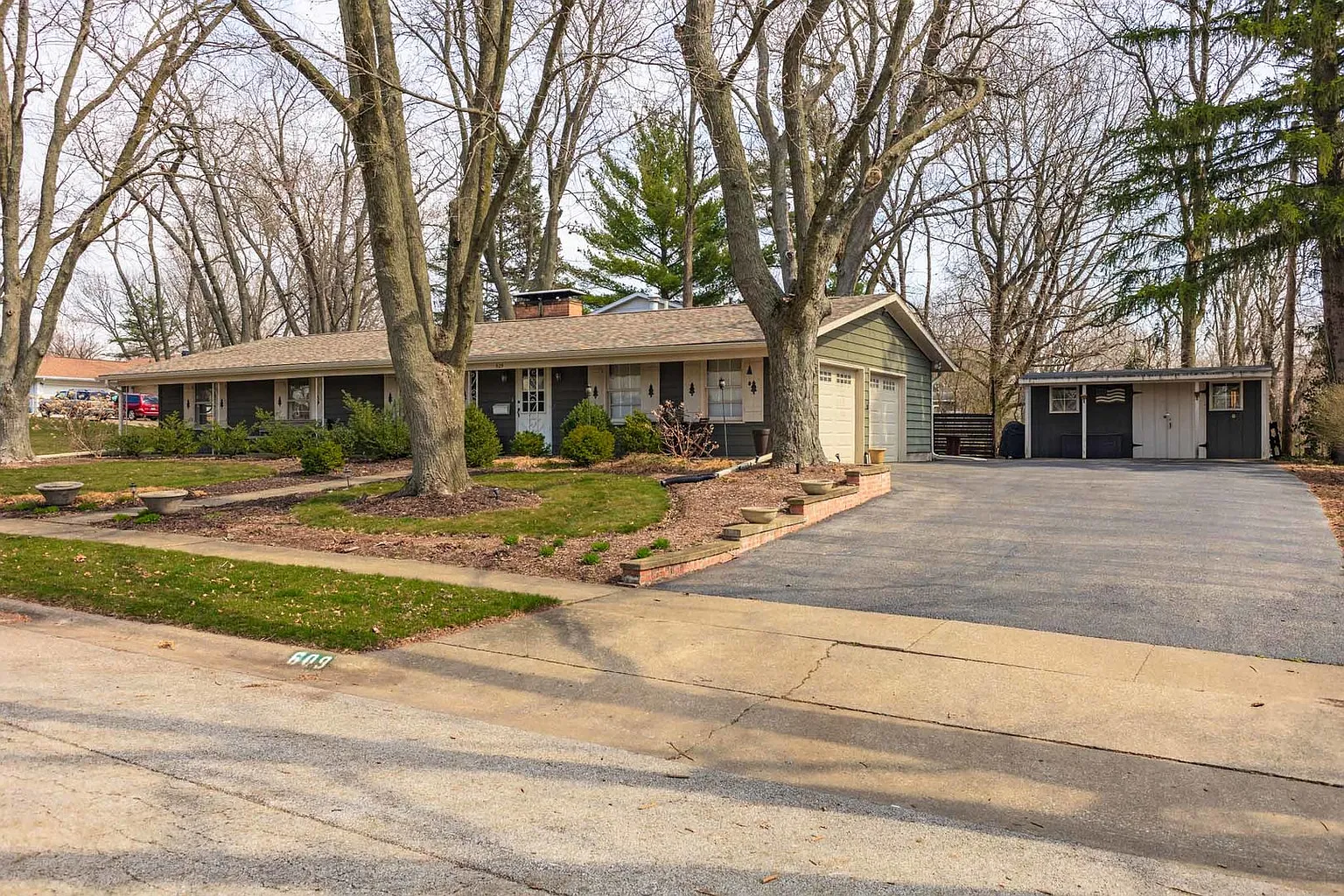 609 Northway Ln photo 1
