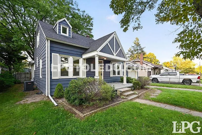 3 bed, 2.0 bath, 1159 sqft, $1,900 — Photo 2