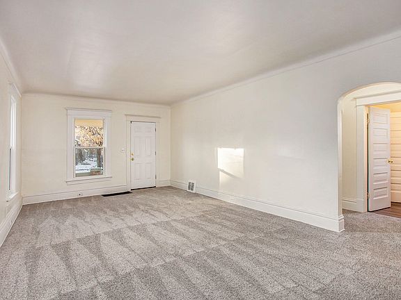 3rd image of 918 Kalamazoo Ave SE