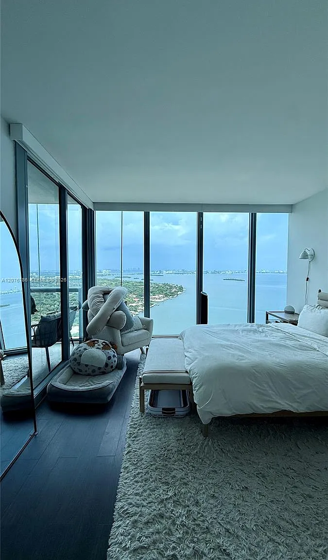 Blue Condo — Photo 2