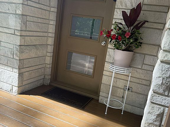 5th image of 215 W Chester Dr