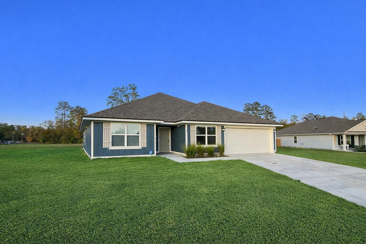 5 bed, 2495 sqft, $3,300 — Photo 2