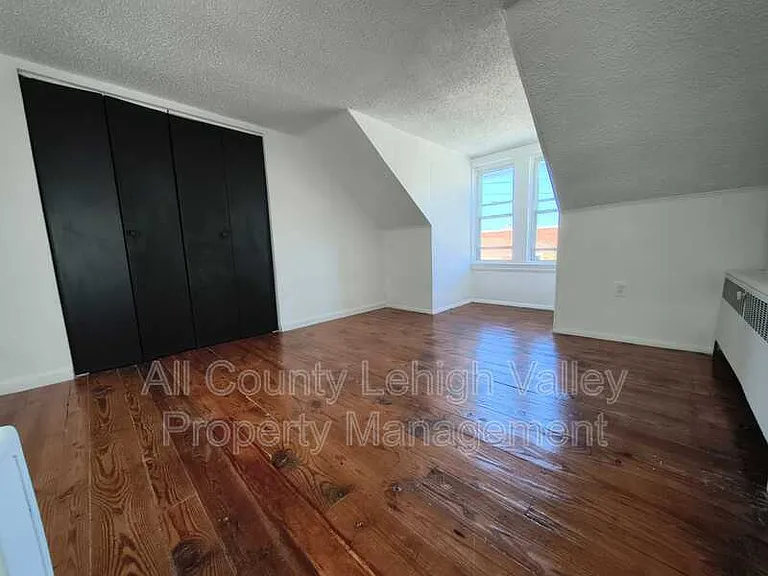 546 Thomas St — Photo 7