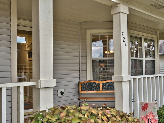 2nd image of 724 Hawthorne Ln