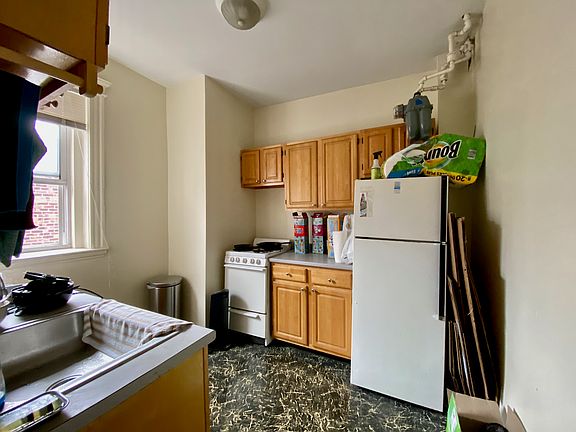 4th image of 100 Queensberry St #17