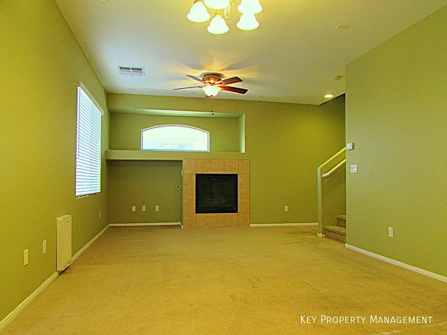 2-Story, 3 BR 2.5 BA near Galleria Mall — Photo 2