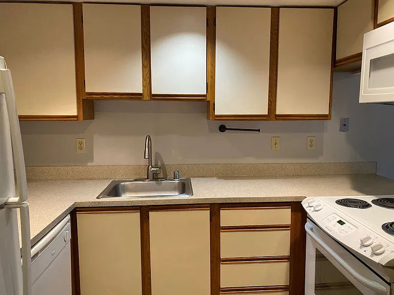 University Court Apartments — Photo 58