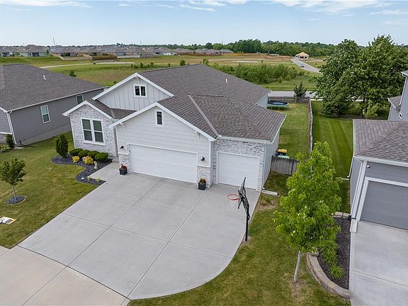 3rd image of 713 SE Colonial Dr