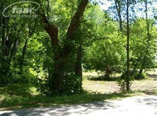 7610 Parkwood Dr, Fenton, MI 48430