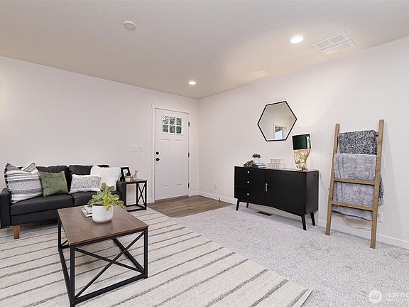 3rd image of 140 E Elk Place