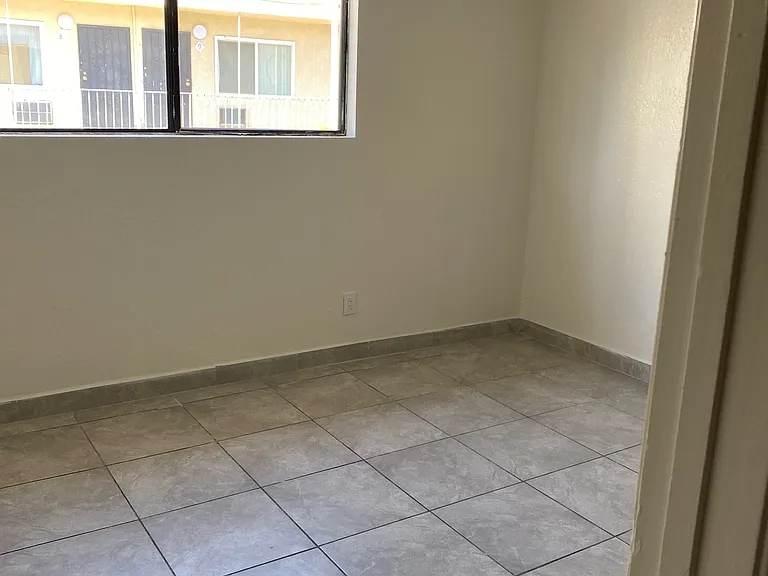 15527 Parthenia St #2 — Photo 8