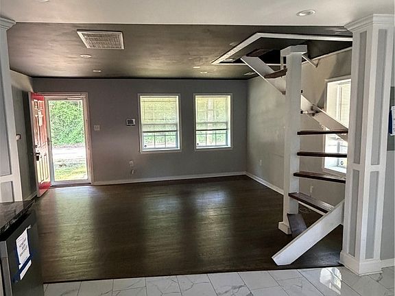 5th image of 2411 Dale Ave