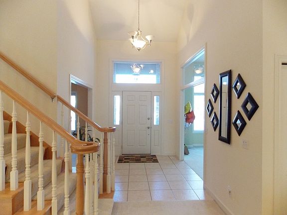 This impressive entrance welcomes you with cathedral ceilings, ceramic flooring and grand staircase.