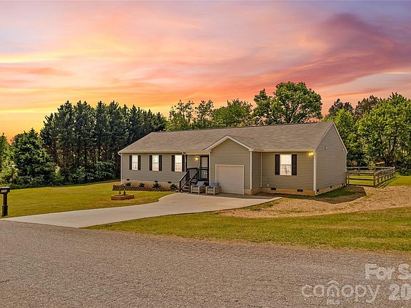 2nd image of 104 Sandtrap Dr