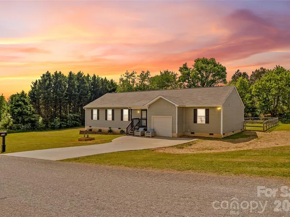 104 Sandtrap Dr, Statesville, NC 28677