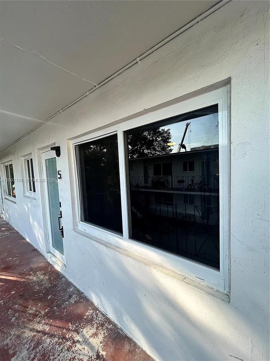 Building Photo - 1140 NW 1st Pl #4