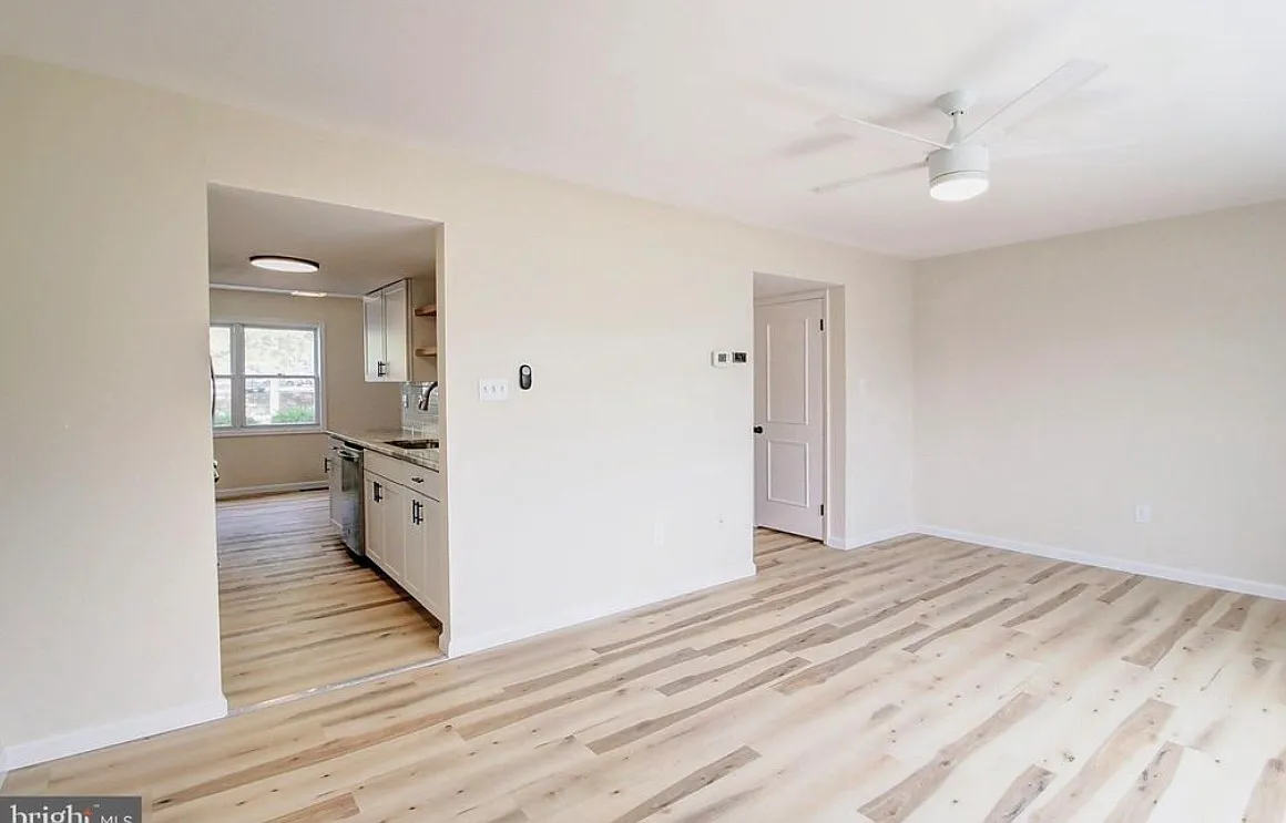 3 bed, 1259 sqft, $2,400 — Photo 2