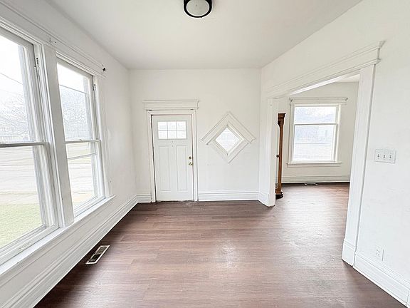 5th image of 833 N Michigan St