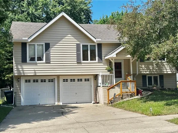 3508 Tudor Dr, Leavenworth, KS 66048