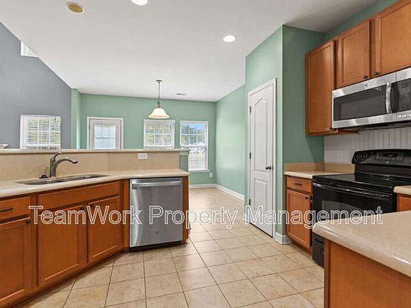 5th image of 102 Maywood Dr