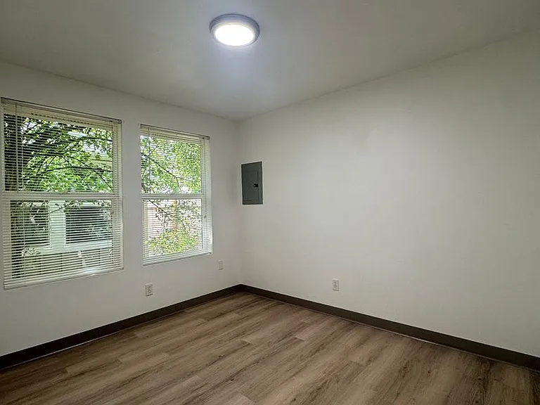 543 Hanover St — Photo 15