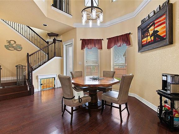 5th image of 801 Easton Dr