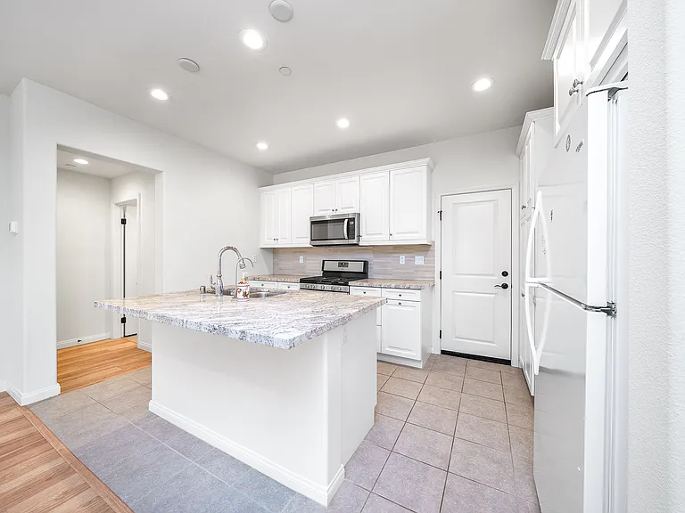 2533 Almeria Ln — Photo 7