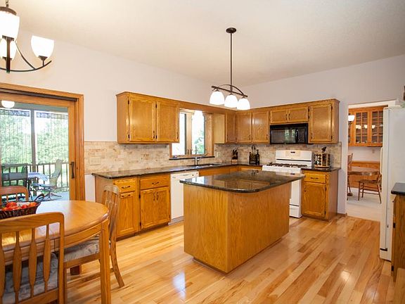 5th image of 1604 Thornhill Ln
