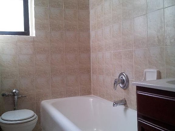 3rd image of 870 Saint Johns Pl APT 5