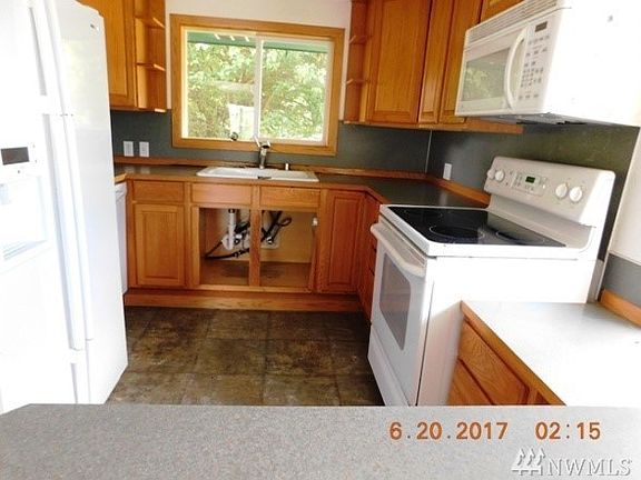 3rd image of 204 E 72nd St