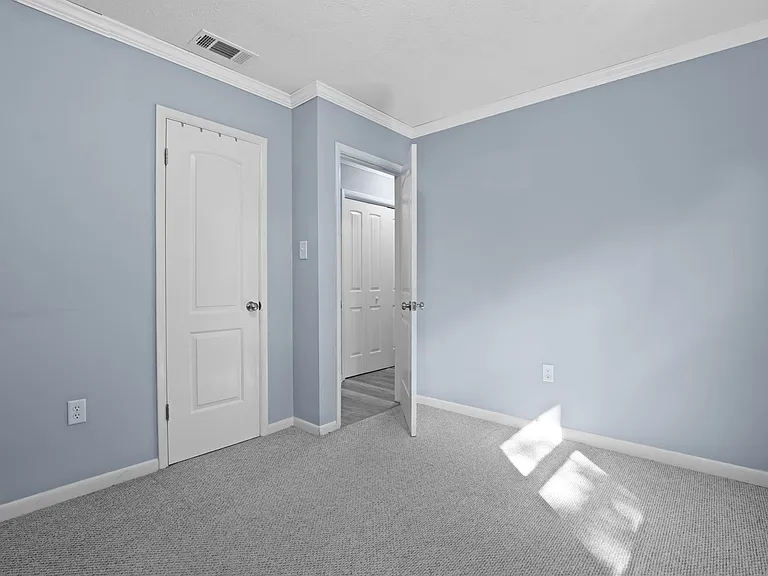 226 Larchmont Dr — Photo 25