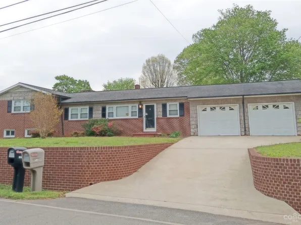 2697 Fairwood Dr, Hudson, NC 28638