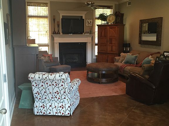 3rd image of 2403 W Wellsgate Dr