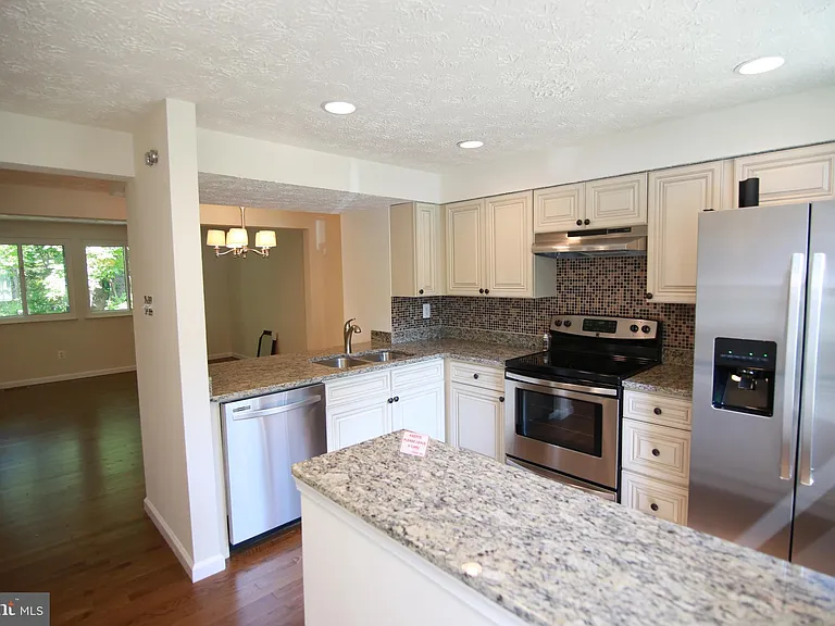 8070 Grandview Ct — Photo 4