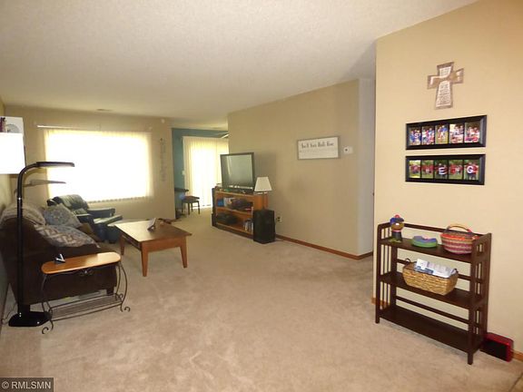 4th image of 610 11th Ave NE #610