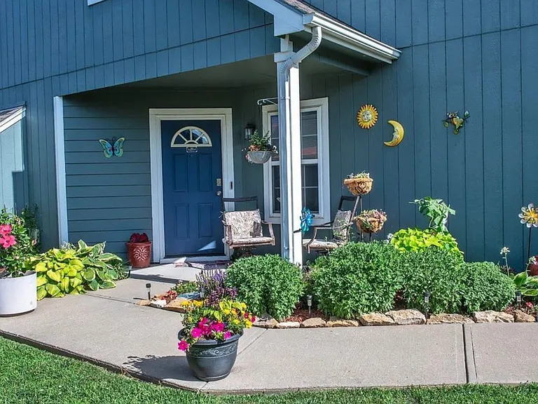 2335 Surrey Dr — Photo 17